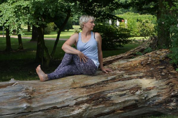 Bild zeigt: Asana Drehsitz - Ardha Matsyendrasana