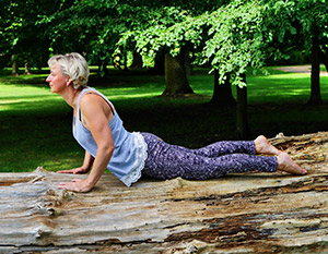 bild-zeigt-yoga-uebung-kobra-ardha-bhujangasana-gezeigt-von-daniela-noack