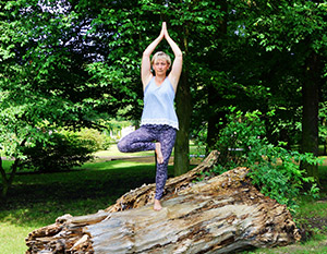 bild-zeigt-yoga-uebung-baum-vrksasana-gezeigt-von-daniela-noack