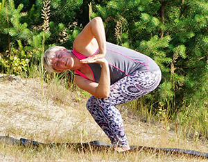 bild-zeigt-yoga-uebung-gedrehter-stuhl-parivrtta-utkatasana-gezeigt-von-daniela-noack