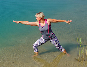 bild-zeigt-yoga-uebung-krieger-2-virabhadrasana-2-gezeigt-von-daniela-noack