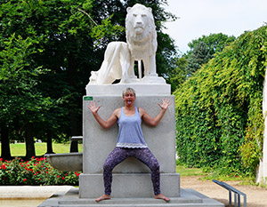 bild-zeigt-yoga-uebung-loewenhaltung-simhasana-gezeigt-von-daniela-noack