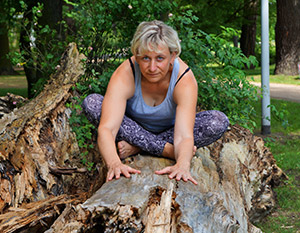 bild-zeigt-yoga-uebung-schmetterling-baddha-konasana-gezeigt-von-daniela-noack