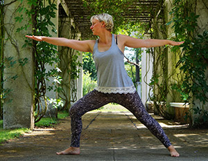bild-zeigt-yoga-uebung-krieger-2-virabhadrasana-gezeigt-von-daniela-noack